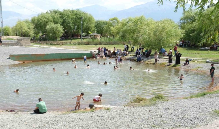 Sıcaktan bunalan vatandaşlar Ekşisudaki havuzda serinledi