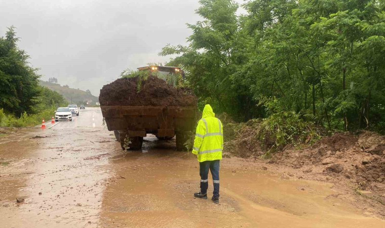 Şiddetli yağış heyelana neden oldu, yol trafiğe kapandı