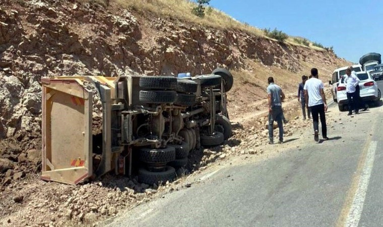 Siirtte hafriyat kamyonu devrildi:1 yaralı