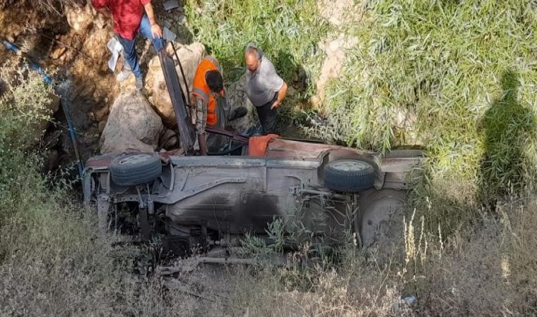 Siirtte şarampole yuvarlanan aracın sürücü hayatını kaybetti