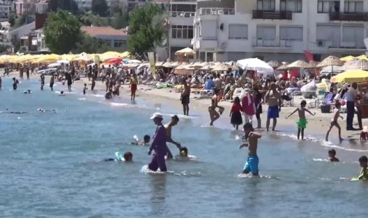 Silivri’de sıcaktan bunalanlar denize girerek serinledi