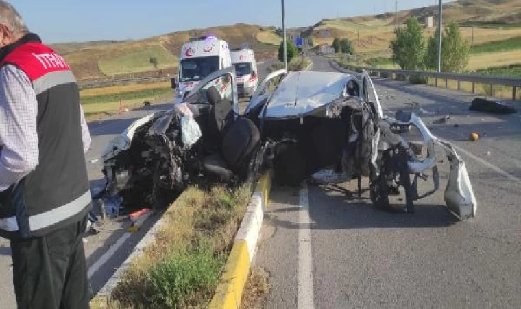 Sivas’ta devrilen otomobil refüje çıktı: 2 ölü