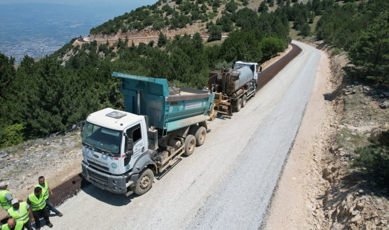 Spil Dağı yolunda sathi kaplama çalışması başladı