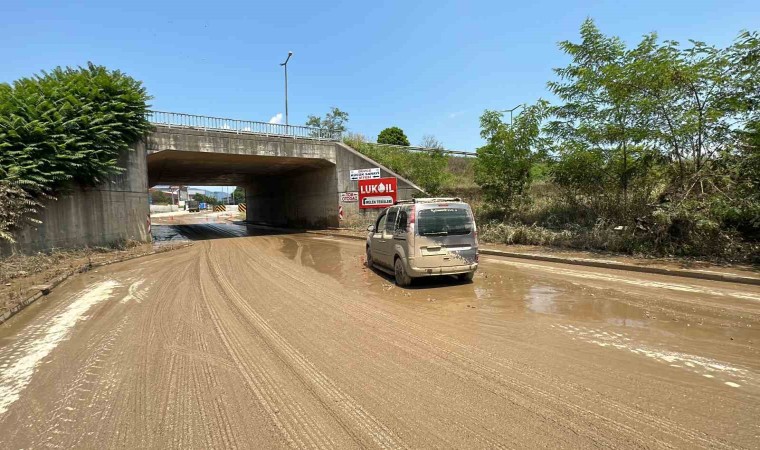 Sular çekildi, sele kapılan araç ortaya çıktı