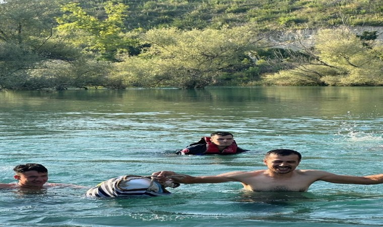 Sular yükselince adacıkta mahsur kaldılar