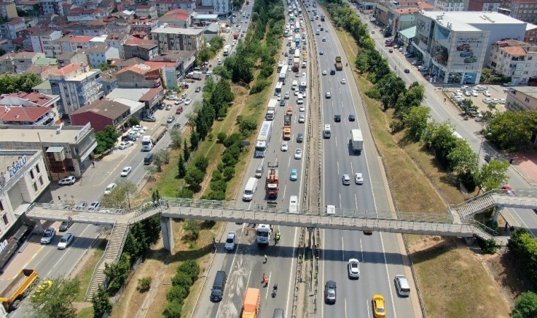 Sultanbeylide hafriyat kamyonunun damperi üst geçide çarptı