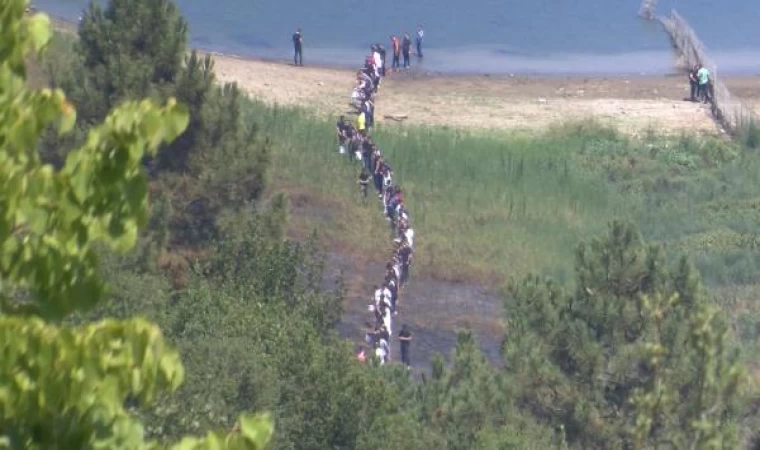 Sultangazi’de orman yangınına ’insan zinciri’ ile su taşıdılar