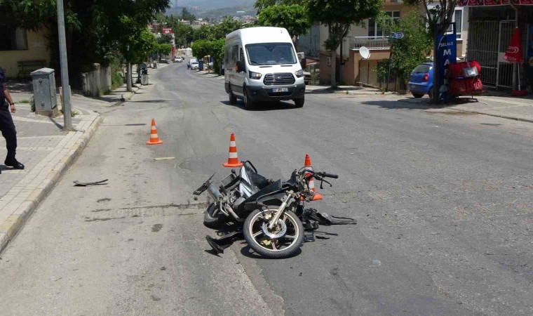 Sürücü belgesi olmayan motosikletli U dönüşü yapan otomobile çarptı