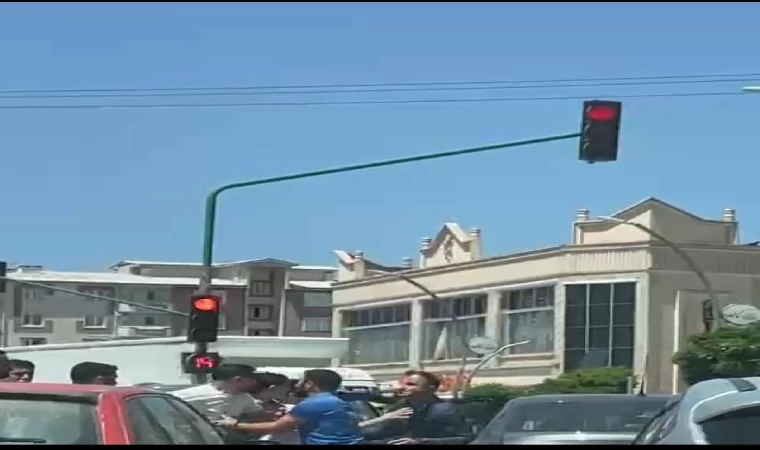 Sürücülerin kırmızı ışıkta ’yol verme’ kavgası