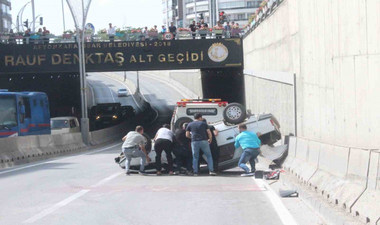 Takla atan otomobilde 2 kişi yaralandı