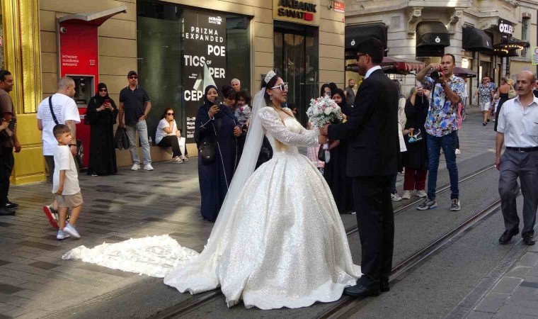 Taksim Meydanında düğün fotoğrafı çektiren gelin ve damada yoğun ilgi