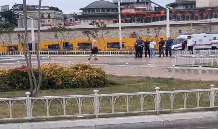 Taksim Meydanında hareketli dakikalar kamerada: Bıçakla kendini rehin aldı