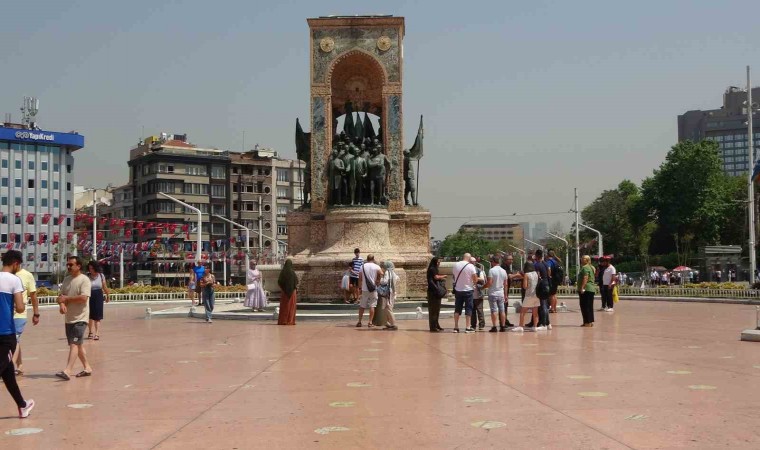 Taksim Meydanında vatandaşların sıcakla imtihanı