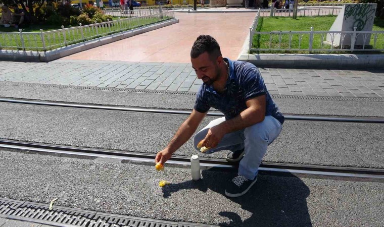 Taksimde bir vatandaş asfaltta yumurta pişirip yedi