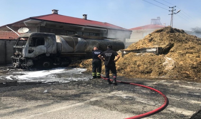 Tanker ve saman balyaları alev alev yandı