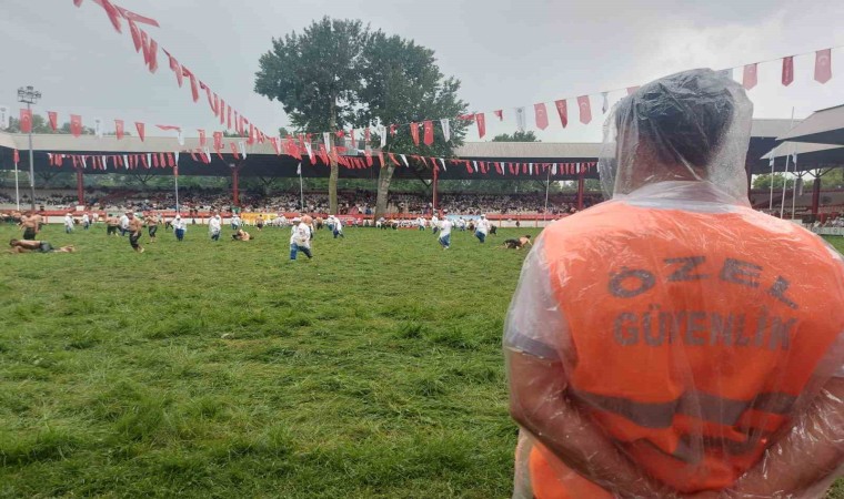 Tarihi efsanede yağmur altında kıran kırana yağlı güreş