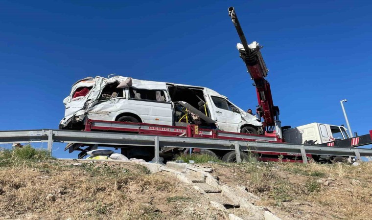 Tarım işçilerini taşıyan minibüs devrildi: 24 yaralı