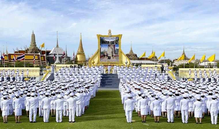 Tayland Kralına görkemli doğum günü kutlaması