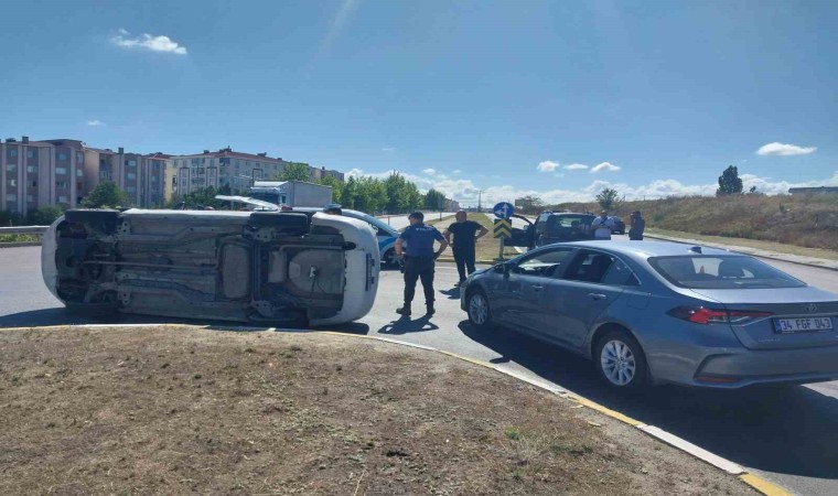 Tekirdağda kavşakta 2 otomobil çarpıştı