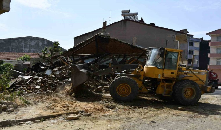 Tekirdağda metruk bina kepçeyle yıkıldı