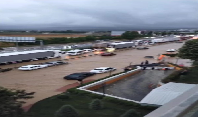 TEM Otoyolu’nda heyelan sebebiyle Ankara-İstanbul yönü trafiğe kapandı (2)