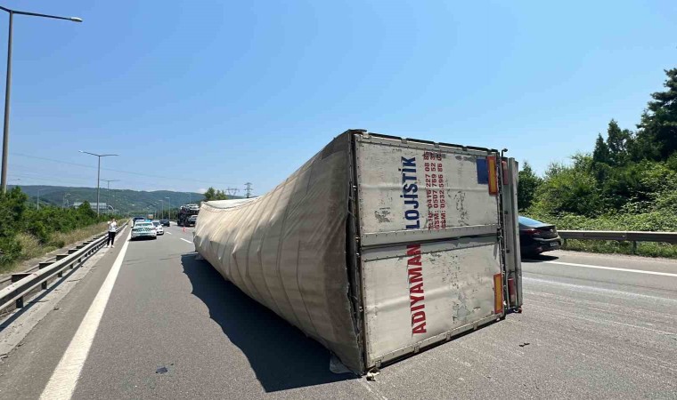 TEM Otoyolunda tır yan yattı