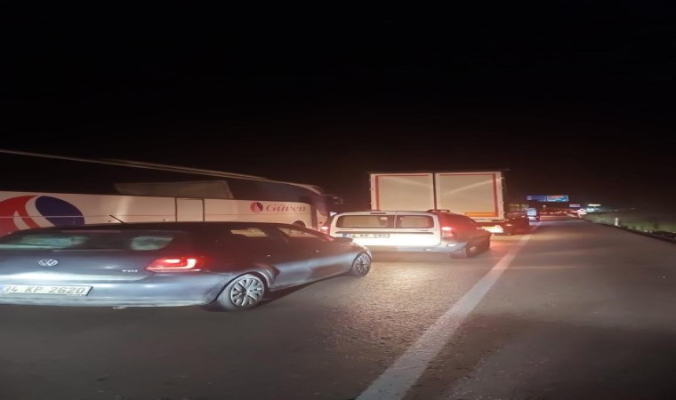 TEM Otoyolundaki heyelan sebebiyle Ankara-İstanbul yolu trafiğe kapandı