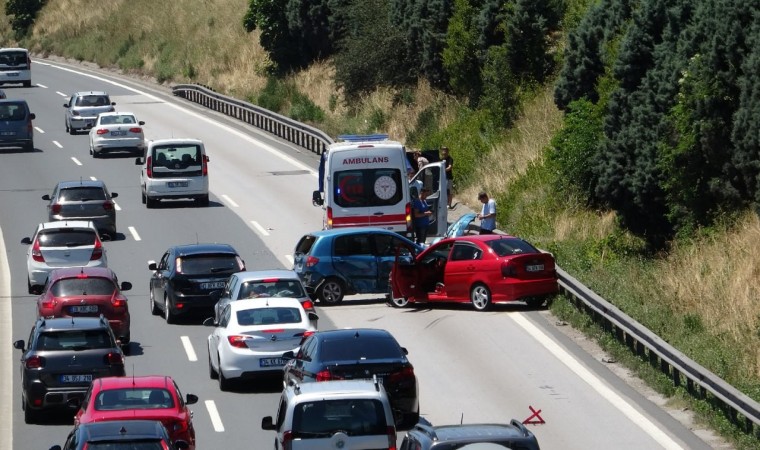 TEMde 2 otomobil çarpıştı, uzun araç kuyruğu oluştu