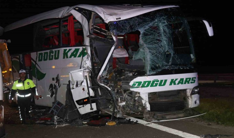 TEMin Bolu geçişinde yolcu otobüsü ile tır çarpıştı: 1i ağır 18 yaralı