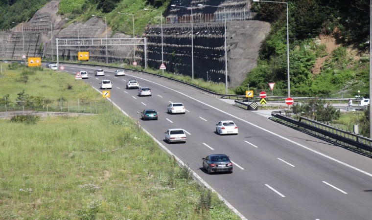 TEMin ve D-100 kara yolunun Bolu geçişinde akıcı yoğunluk devam ediyor