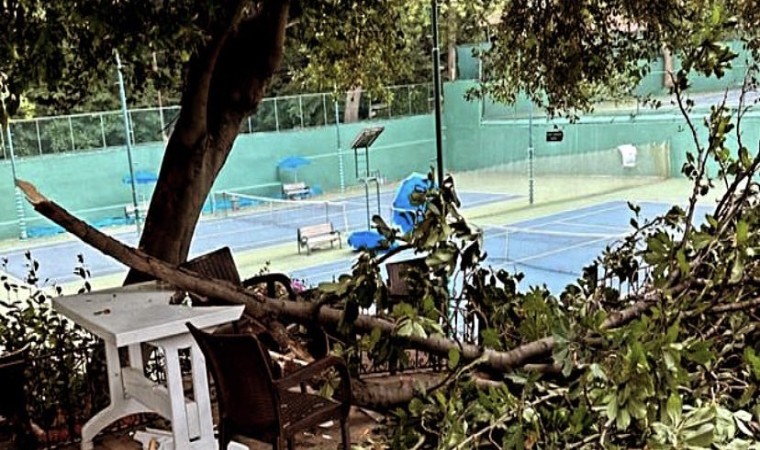 Tenis kortu yağışlara teslim oldu