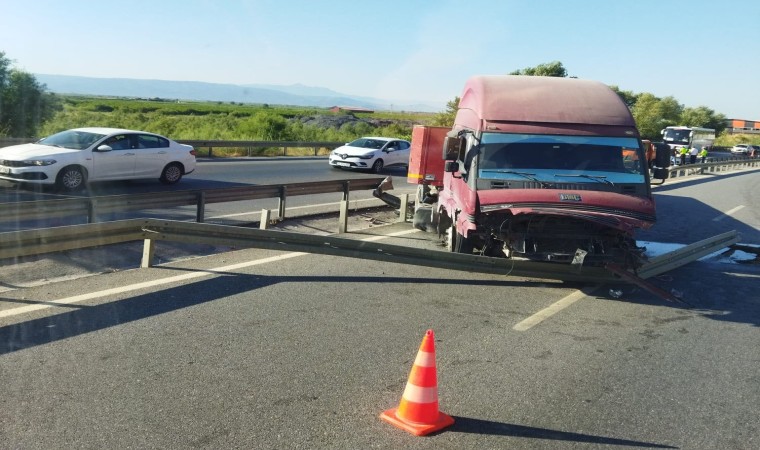 Tır refüje çarpıp, karşı şeride geçti: 1 yaralı