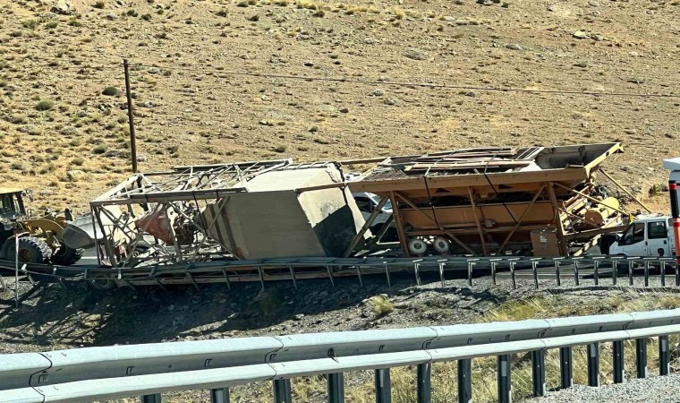 Tıra yüklü malzemeler devrildi: Yol ulaşıma kapandı