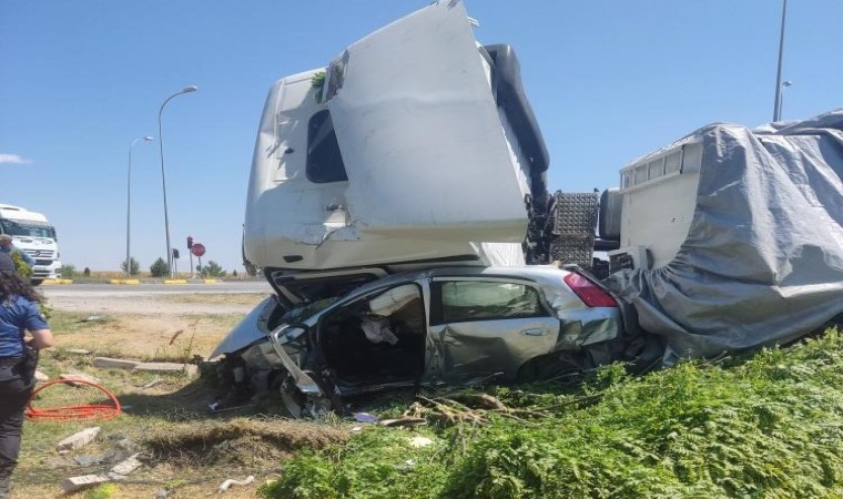 Tırın altında ezilen otomobilde 1 kişi öldü 1 kişi ağır yaralandı