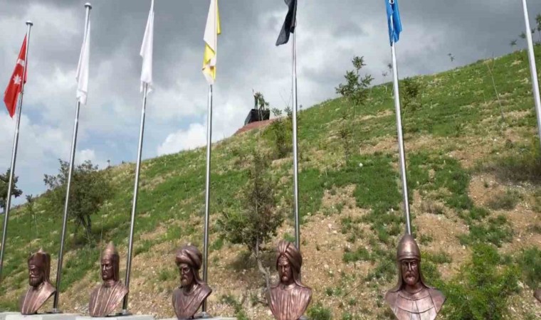 Tortum Şelalesine Türk Büyükleri Anıtı