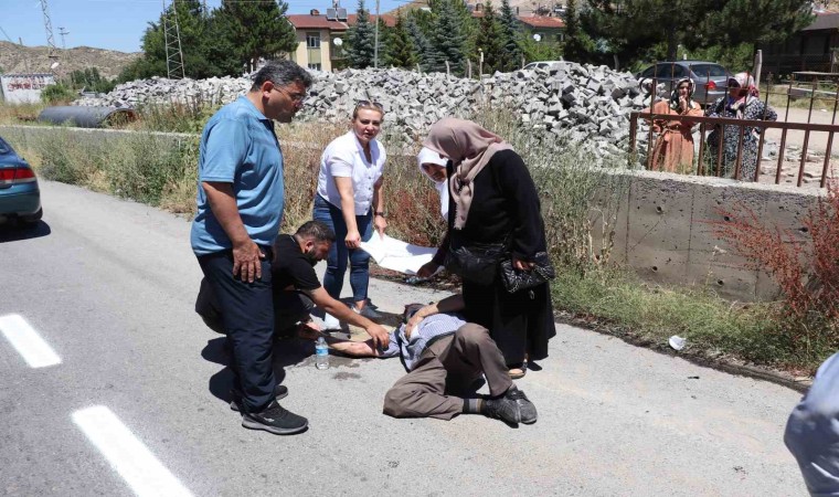 Trafik kazasında yaralanan vatandaşı sıcaktan korumak için başında beklediler