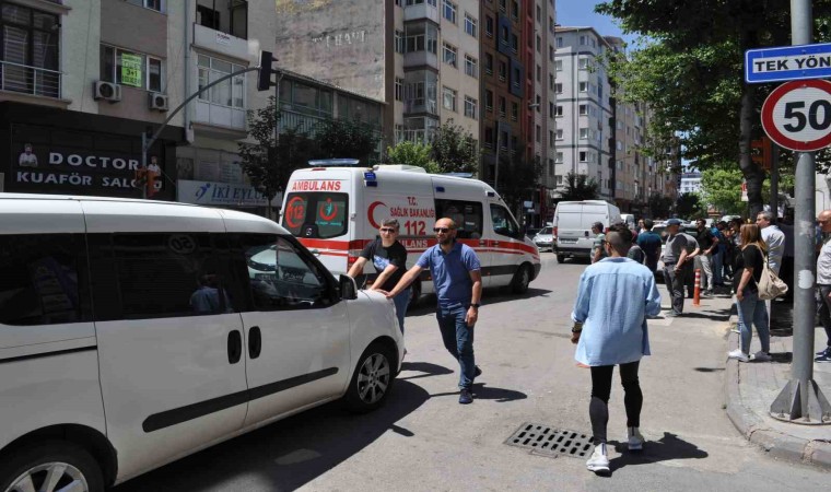 Trafikte sıkışan ambulans güçlükle ana caddeye çıkabildi