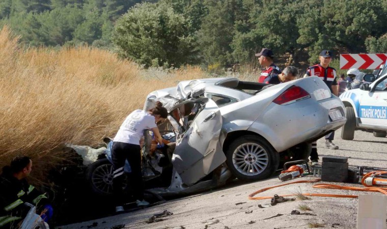 Tuğla yüklü tır ile otomobil çarpıştı: 2 ölü