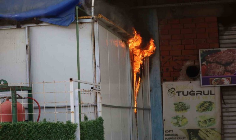 Turgutluda iş yerinde yangın: 3 iş yeri zarar gördü