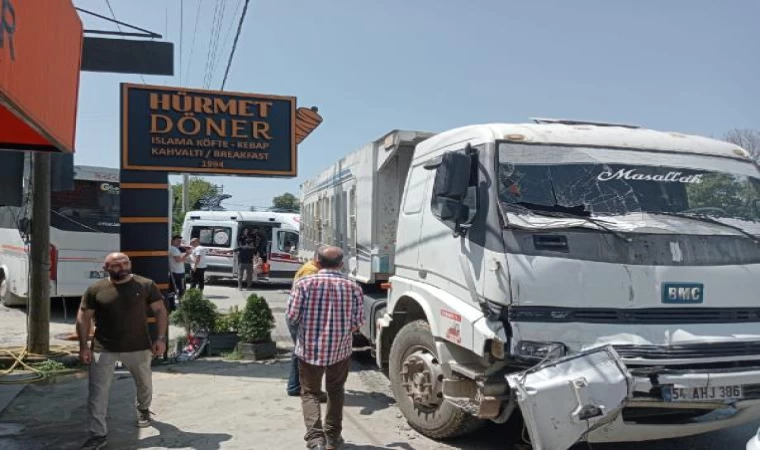 Turistleri taşıyan midibüse hafriyat kamyonu çarptı: 8 yaralı