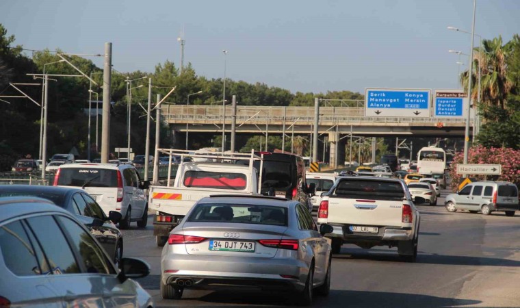 Turizm kenti Antalyada dönüş trafiği