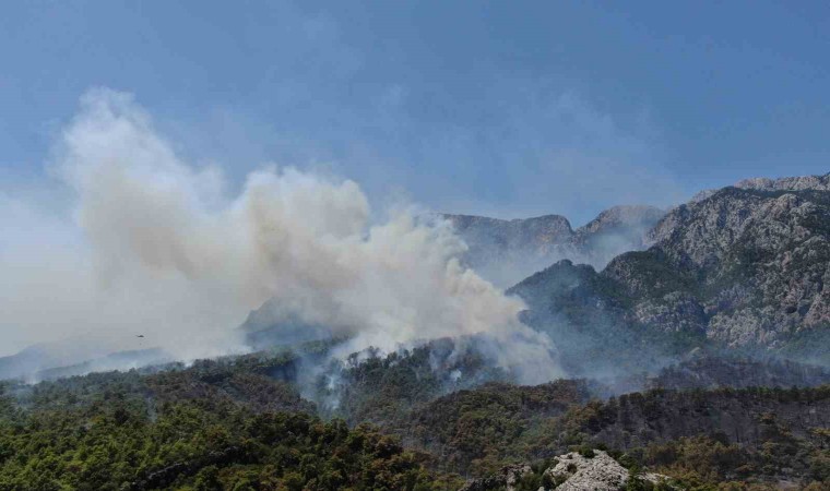 Turizm merkezi Kemerdeki yangın 17 saattir devam ediyor