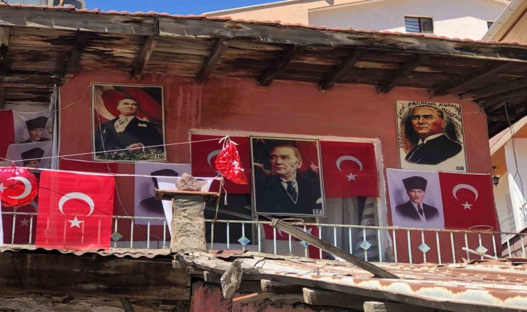 Türk bayrakları ve Atatürk posterleriyle donattığı evi ilgi odağı oldu