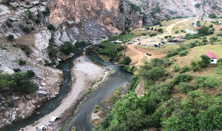 Türkiyenin dört bir yanından Adanaya serinlemek için geldiler