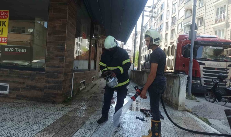 Tutuşan piknik tüpünü 4. kattan aşağı attı