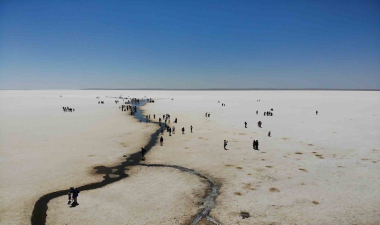 Tuz Gölünde yürüme turizmi sahilleri aratmıyor