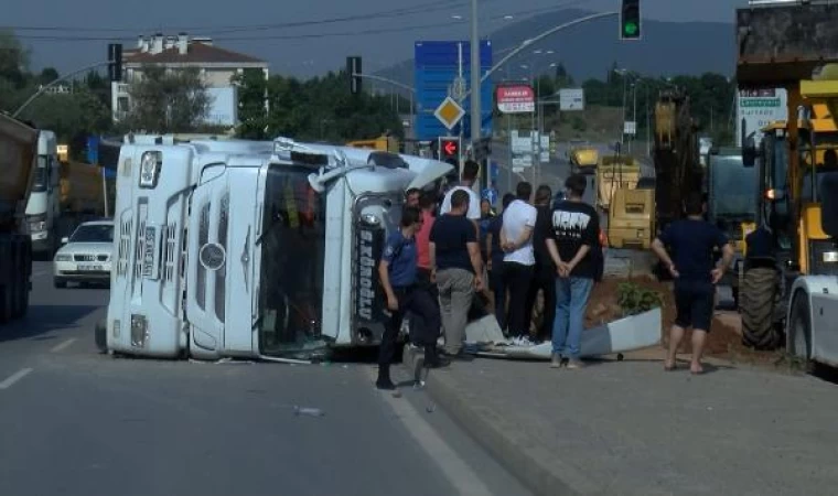 Tuzla’da hafriyat kamyonu devrildi 