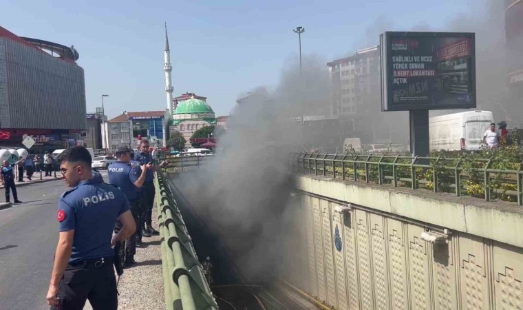 Ümraniyede bir alt geçitte ilerleyen otobüste yangın çıktı. İtfaiyenin otobüs yangınına müdahalesi sürüyor.