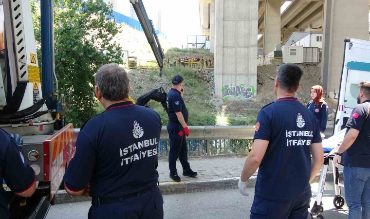 Ümraniyede viyadük altındaki derede erkek cesedi bulundu