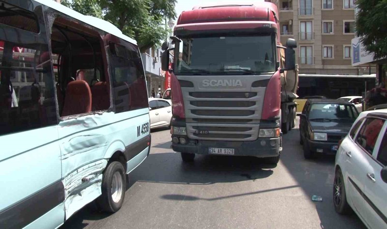 Ümraniyede yolcu dolu dolmuş ile tır çarpıştı: 5 yaralı